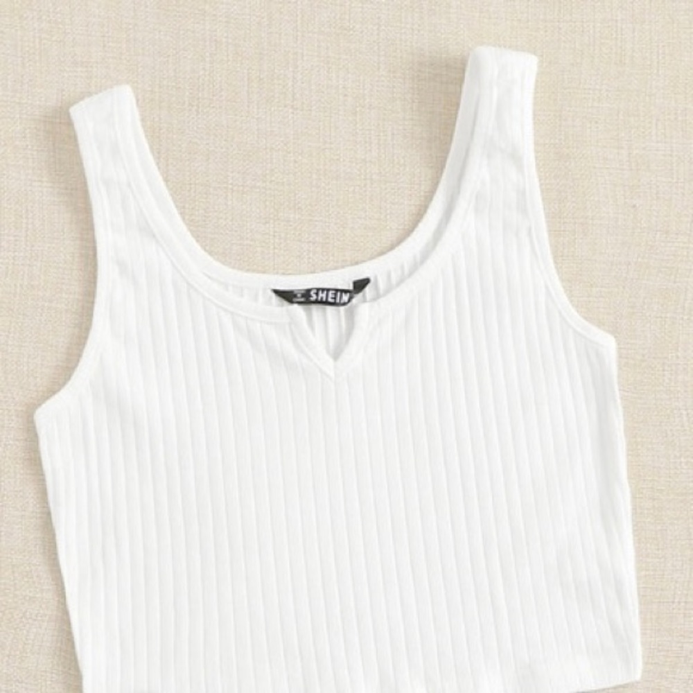 White crop tank top🦋